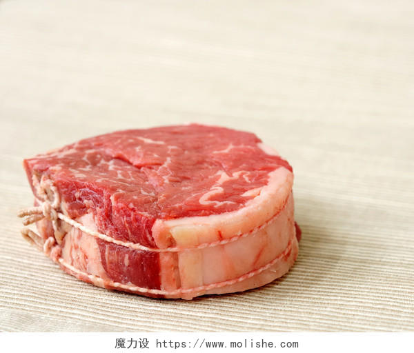 一块牛肉生牛肉肉类新鲜牛肉